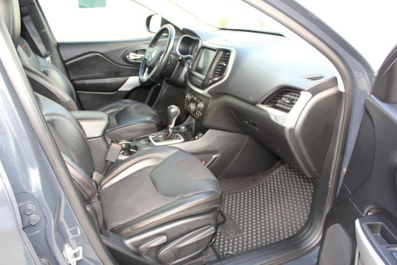 Used 2017 Jeep Cherokee Trailhawk AWD/4WD image 19