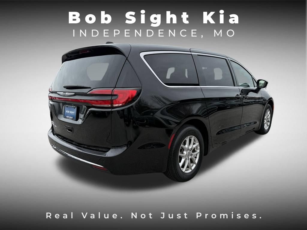 Used 2025 Chrysler Pacifica Select FWD image 13