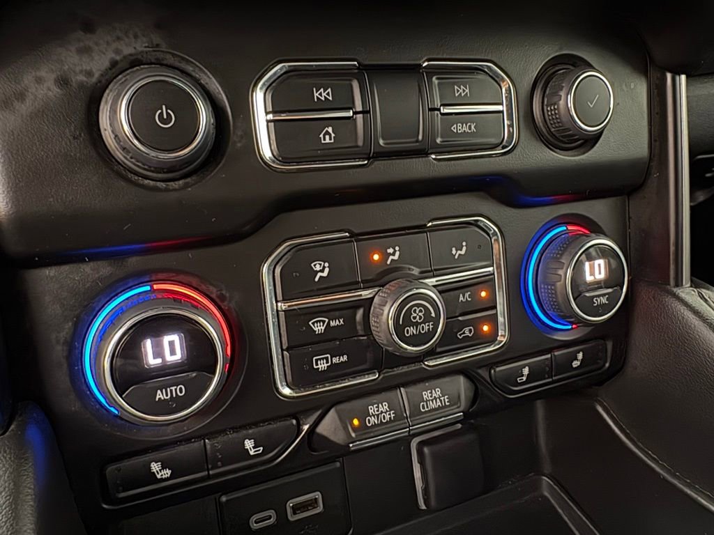 Used 2024 Chevrolet Suburban LT RWD image 37