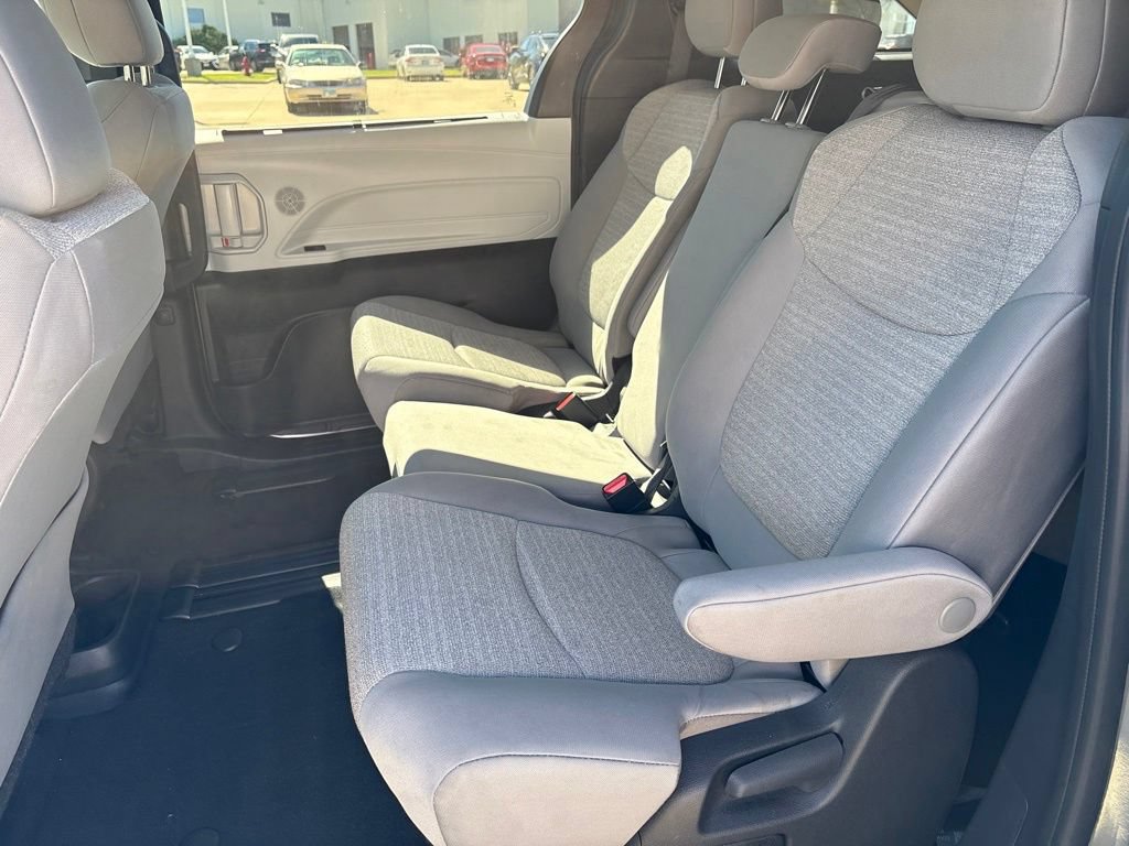 Used 2026 Toyota Sienna LE FWD image 21