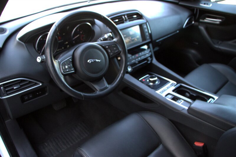 Used 2018 Jaguar F-PACE Premium AWD/4WD image 29