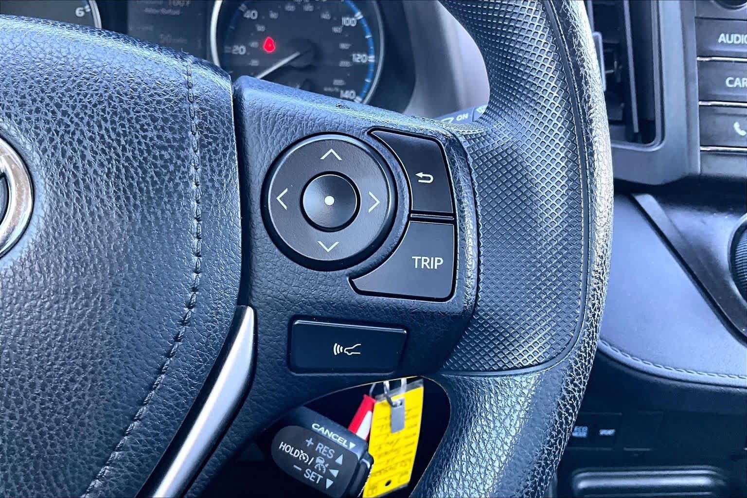 Used 2018 Toyota RAV4 LE FWD image 24