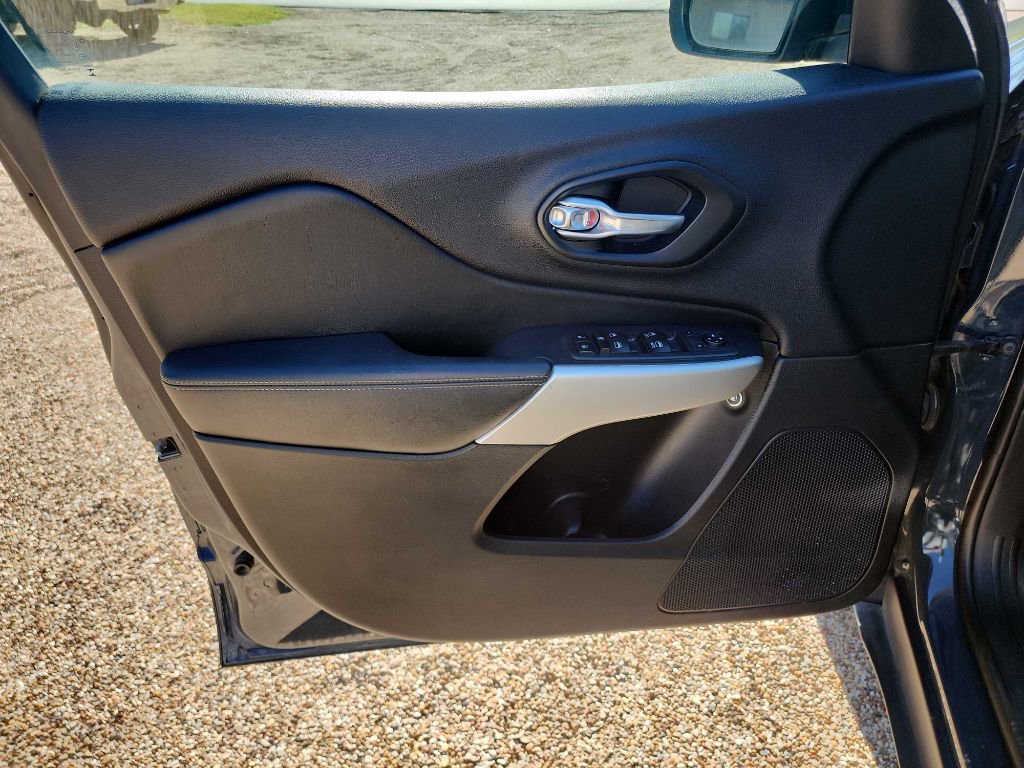 Used 2018 Jeep Cherokee Latitude Plus image 12