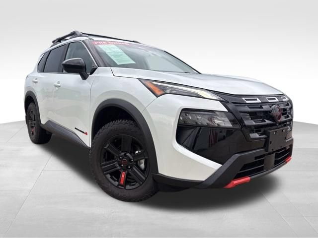Used 2025 Nissan Rogue SV AWD/4WD image 2