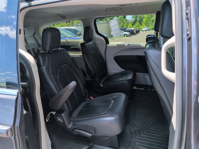 Used 2018 Chrysler Pacifica Touring-L Plus w/ Tire & Wheel Group FWD image 17