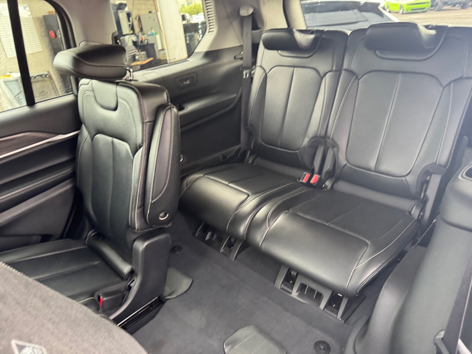 Used 2023 Jeep Grand Cherokee L Limited w/ Black Appearance Package AWD/4WD image 30