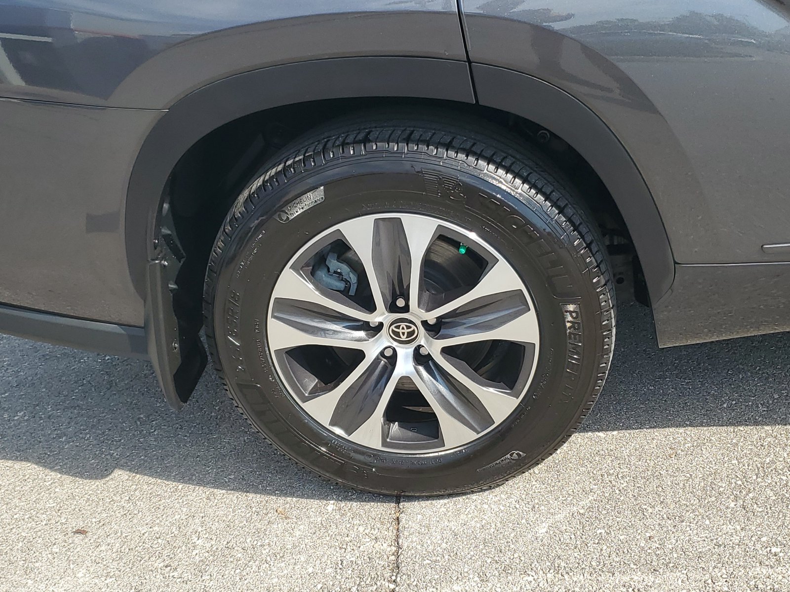 Certified 2022 Toyota Highlander XLE AWD/4WD image 5