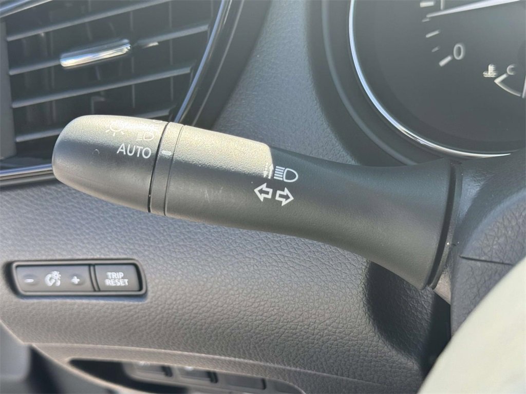 Used 2020 Nissan Rogue Sport S image 19