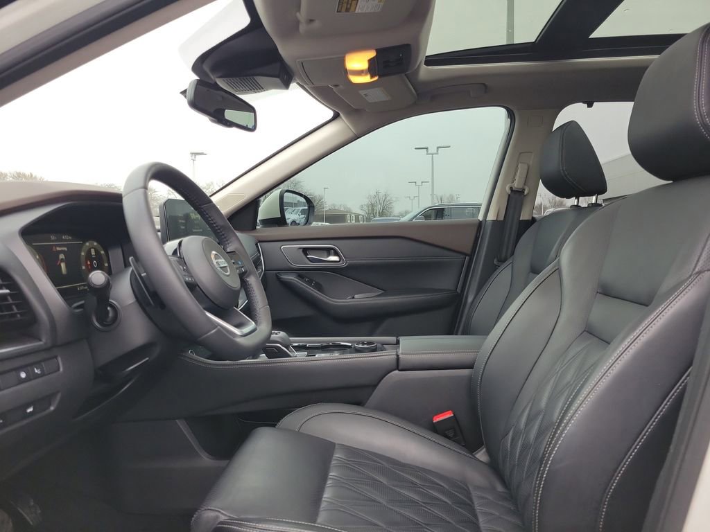 Used 2021 Nissan Rogue Platinum image 16