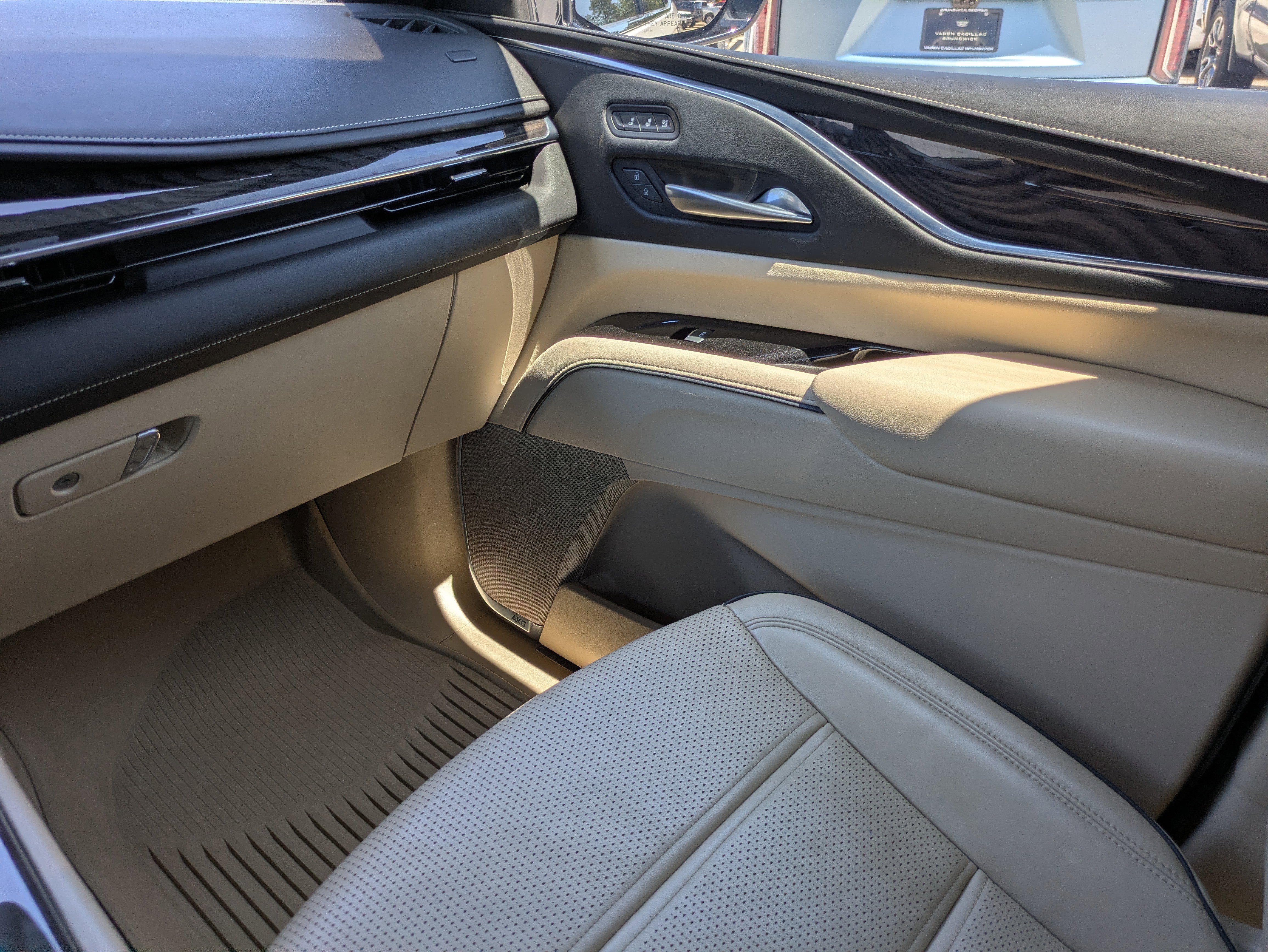 Used 2021 Cadillac Escalade Premium Luxury AWD/4WD image 13