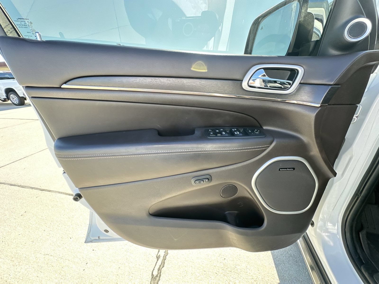 Used 2019 Jeep Grand Cherokee Summit AWD/4WD image 22