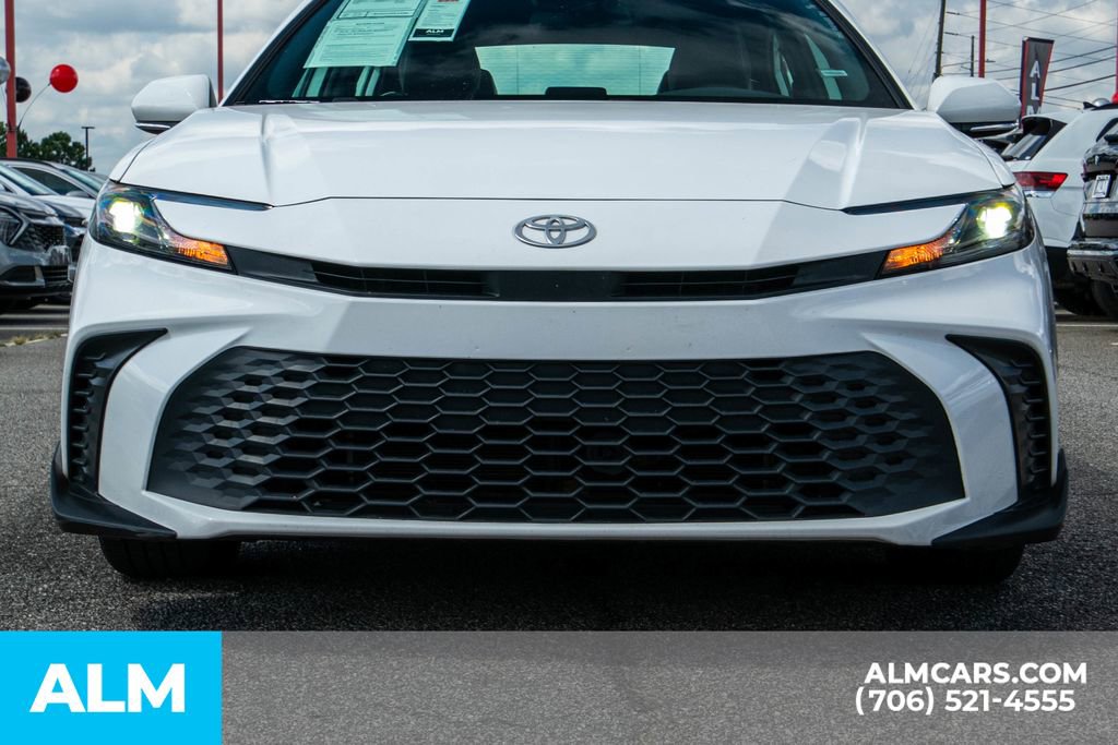 Used 2025 Toyota Camry SE image 9