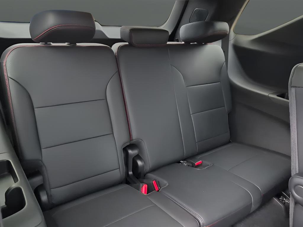 Used 2025 Chevrolet Traverse RS image 31