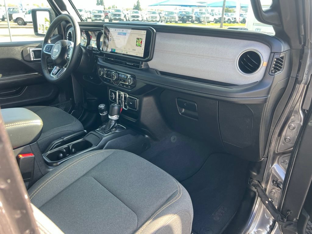 Used 2025 Jeep Wrangler Unlimited Sahara w/ Safety Group AWD/4WD image 27