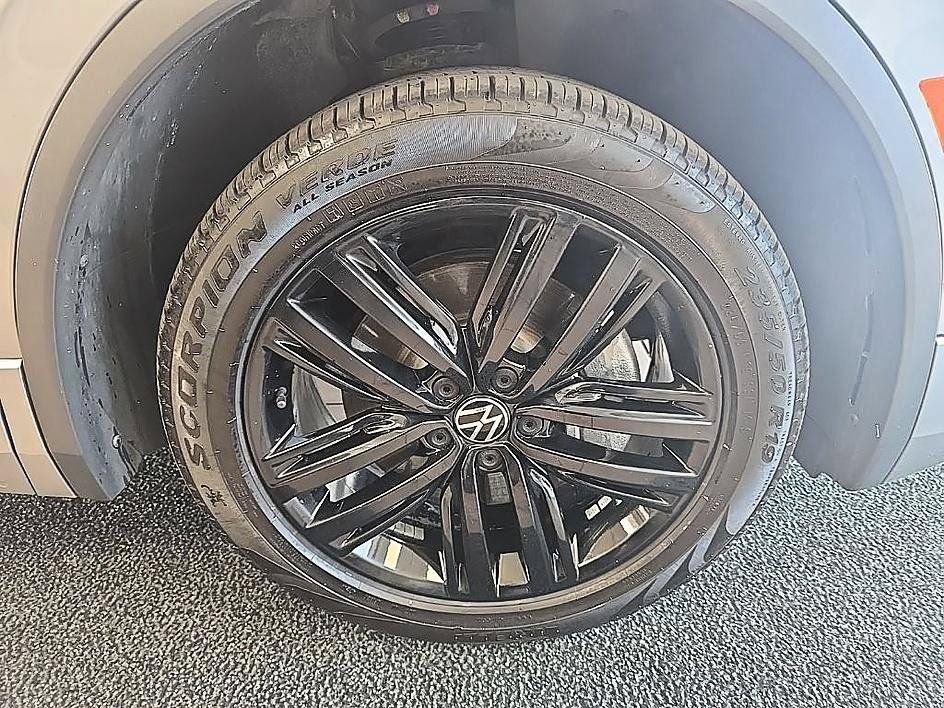 Used 2022 Volkswagen Tiguan SE R-Line AWD/4WD image 39