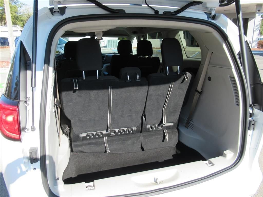 Used 2022 Chrysler Voyager LX image 30
