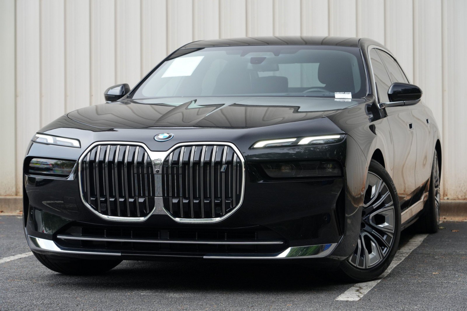 Used 2023 BMW i7 xDrive60 AWD/4WD image 3