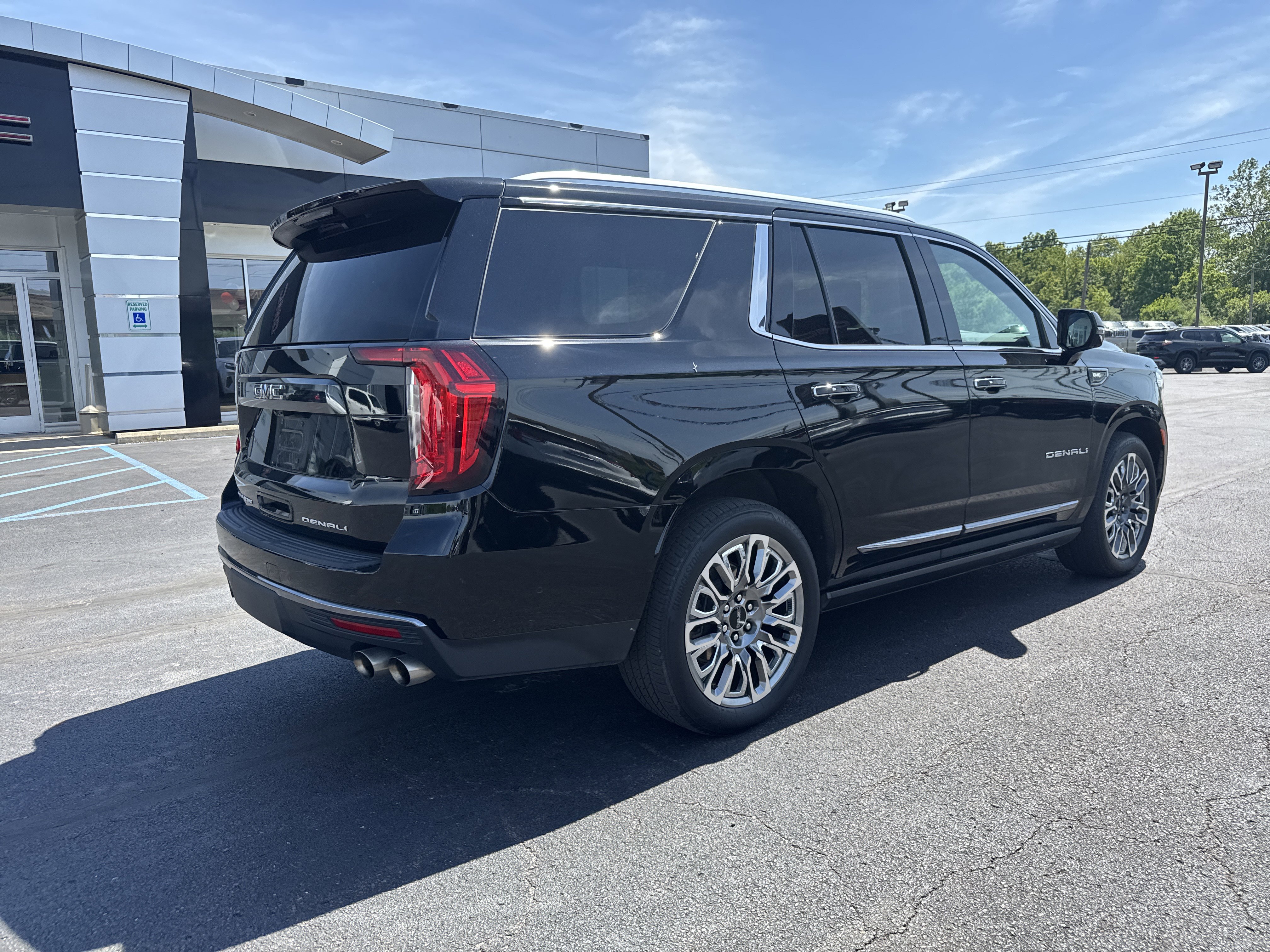 Used 2023 GMC Yukon Denali Ultimate AWD/4WD image 3