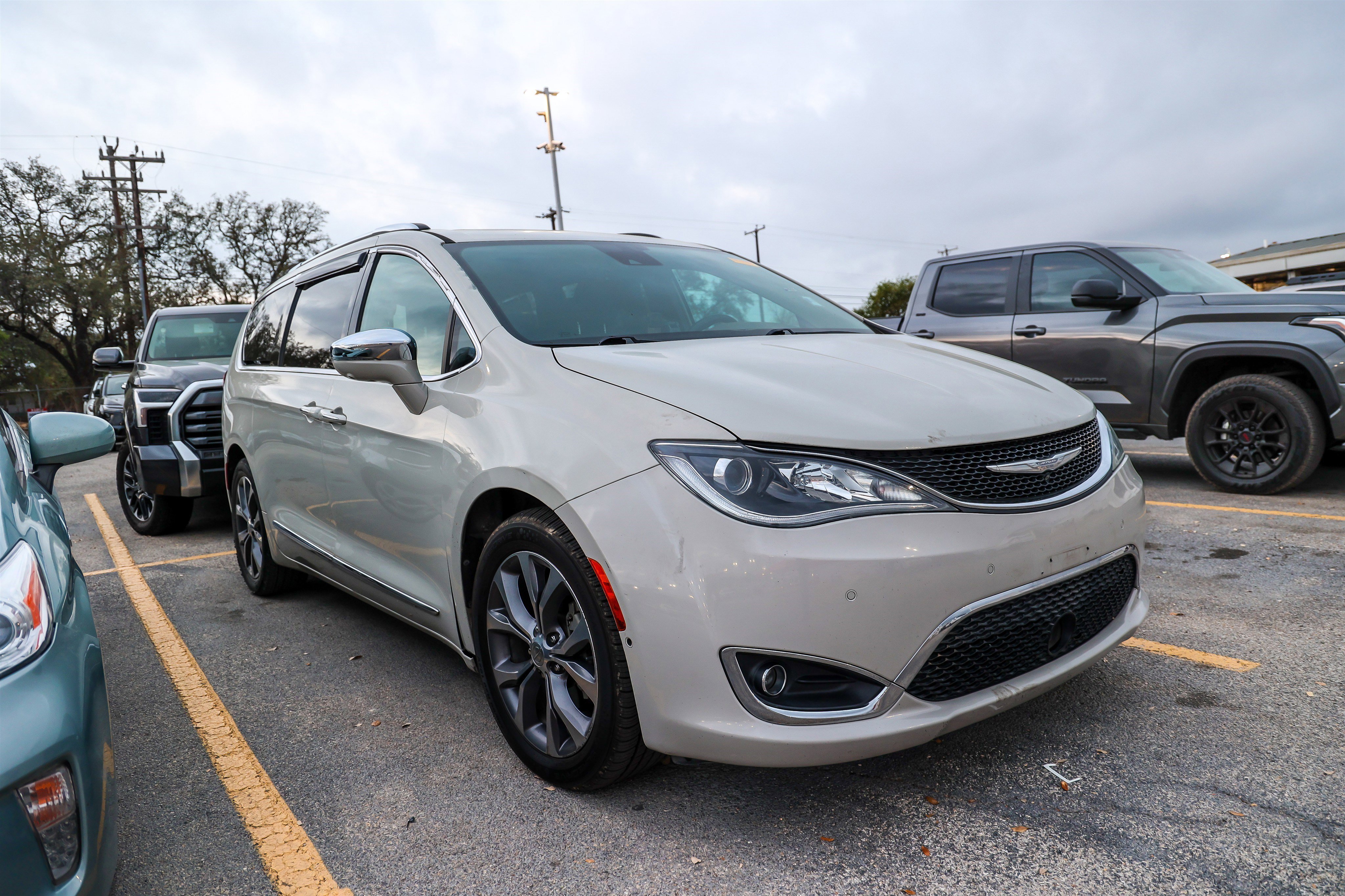 Used 2017 Chrysler Pacifica Limited image 6