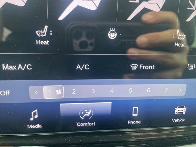 Used 2024 Chrysler Pacifica Touring-L image 26