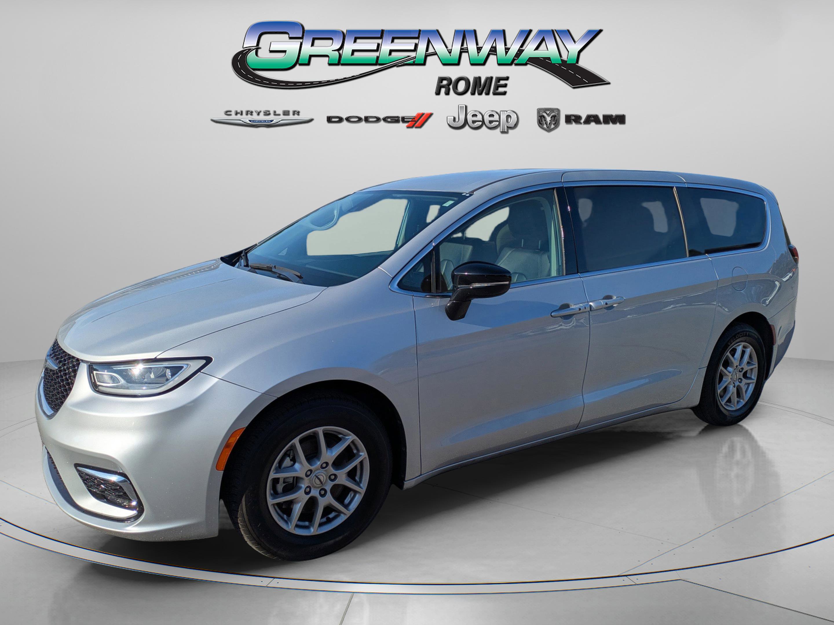 Used 2024 Chrysler Pacifica Touring-L FWD image 4