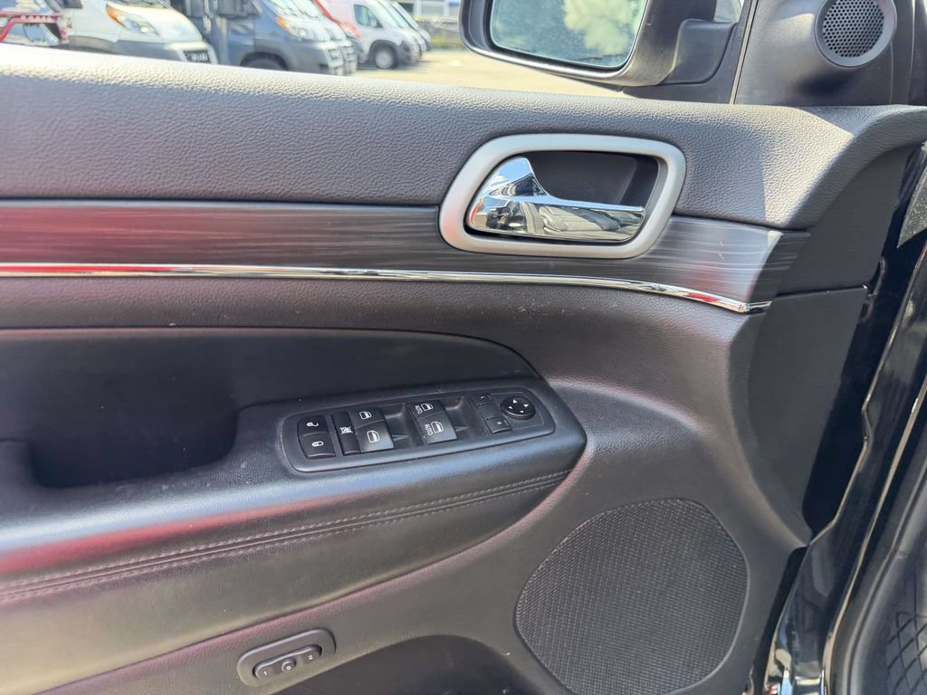 Used 2020 Jeep Grand Cherokee Limited AWD/4WD image 25