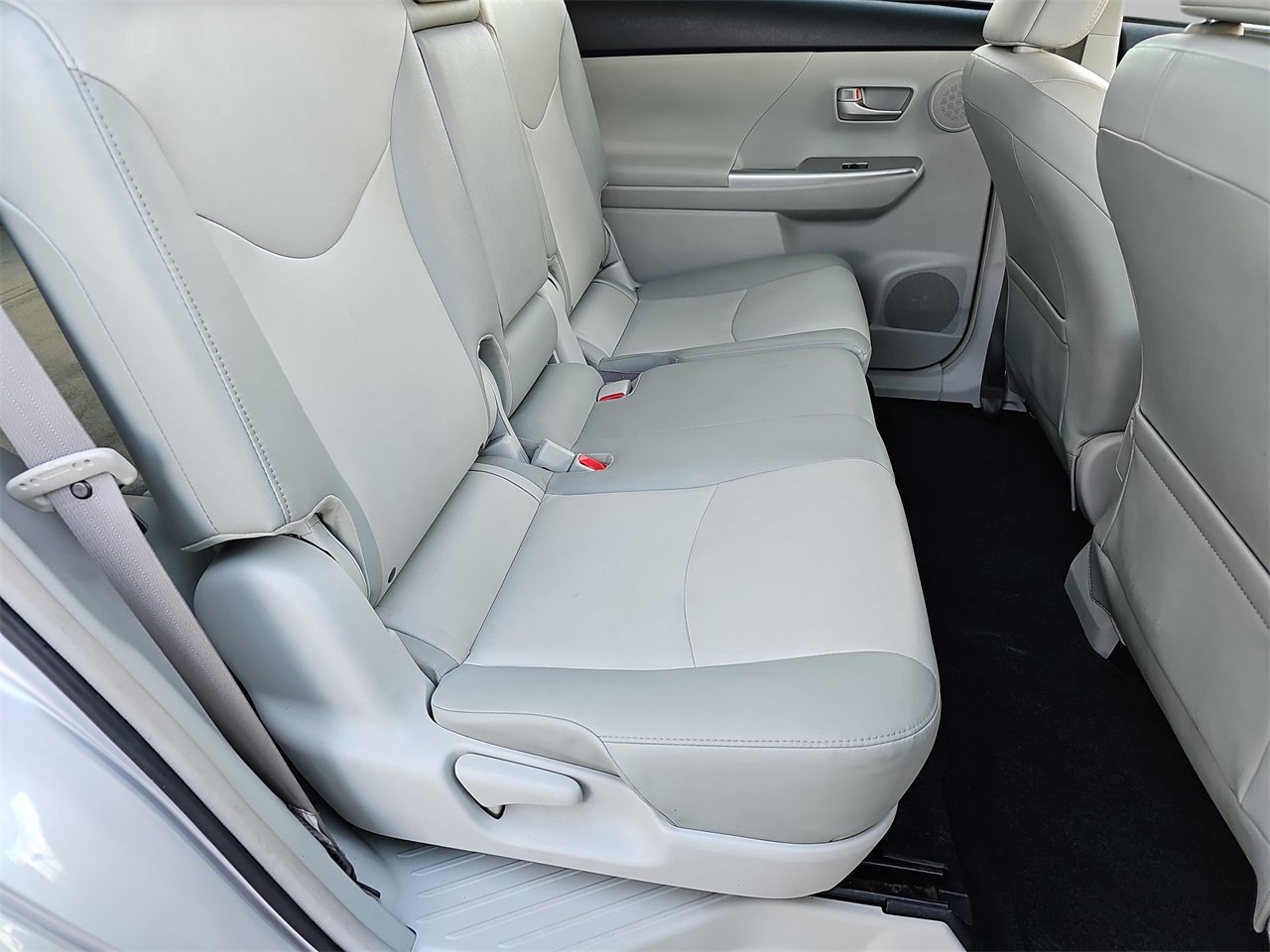 Used 2014 Toyota Prius V Two image 14