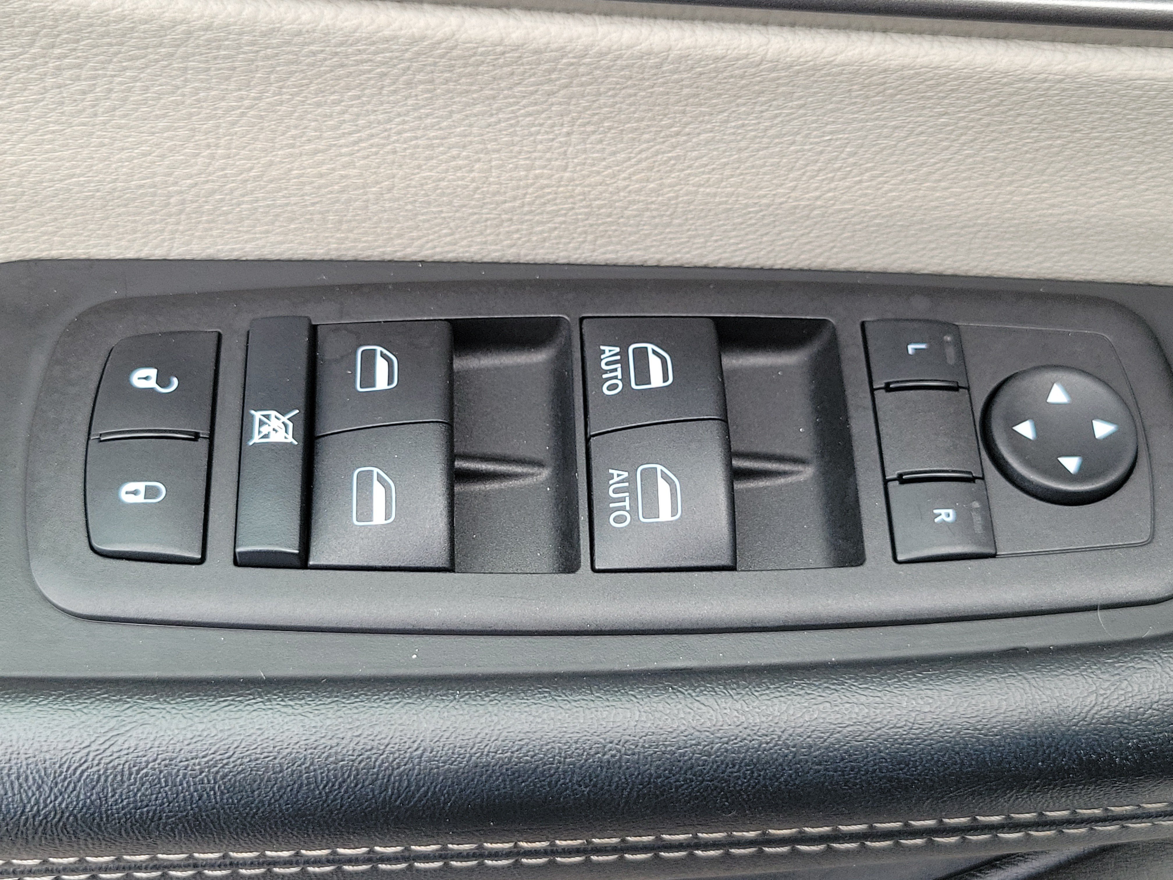 Used 2023 Chrysler Pacifica Touring-L FWD image 28