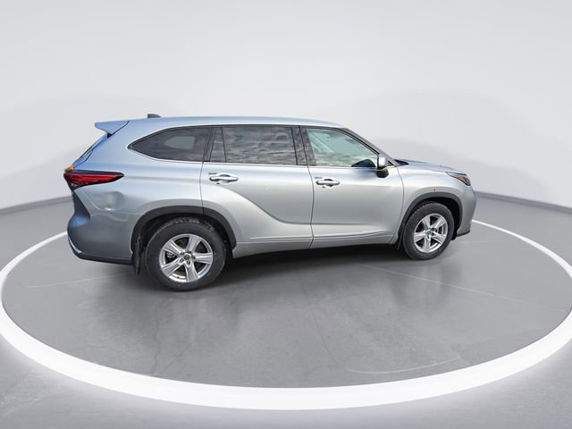 Used 2022 Toyota Highlander LE image 9