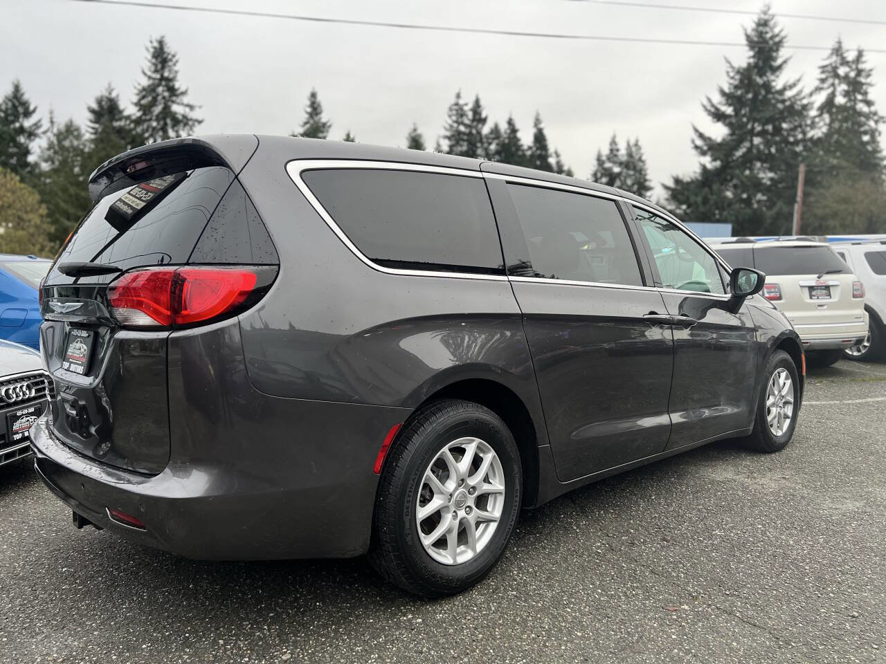 Used 2017 Chrysler Pacifica Touring image 5