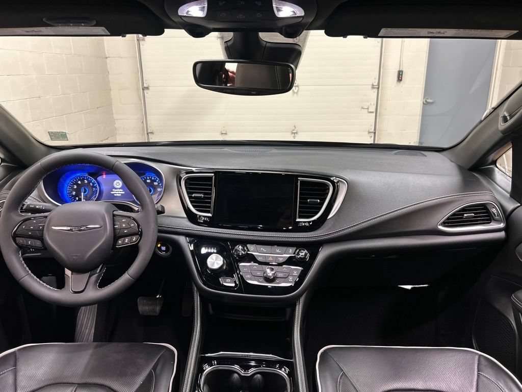 Used 2024 Chrysler Pacifica Limited w/ S Appearance Package FWD image 18