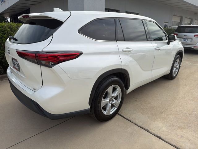 Used 2021 Toyota Highlander LE image 3