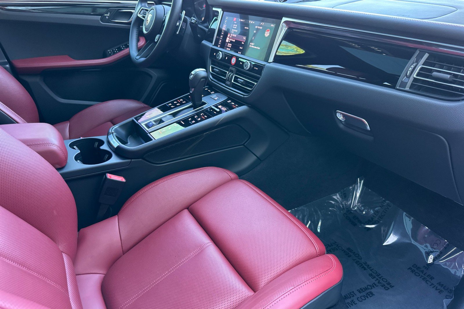 Certified 2024 Porsche Macan AWD/4WD image 16