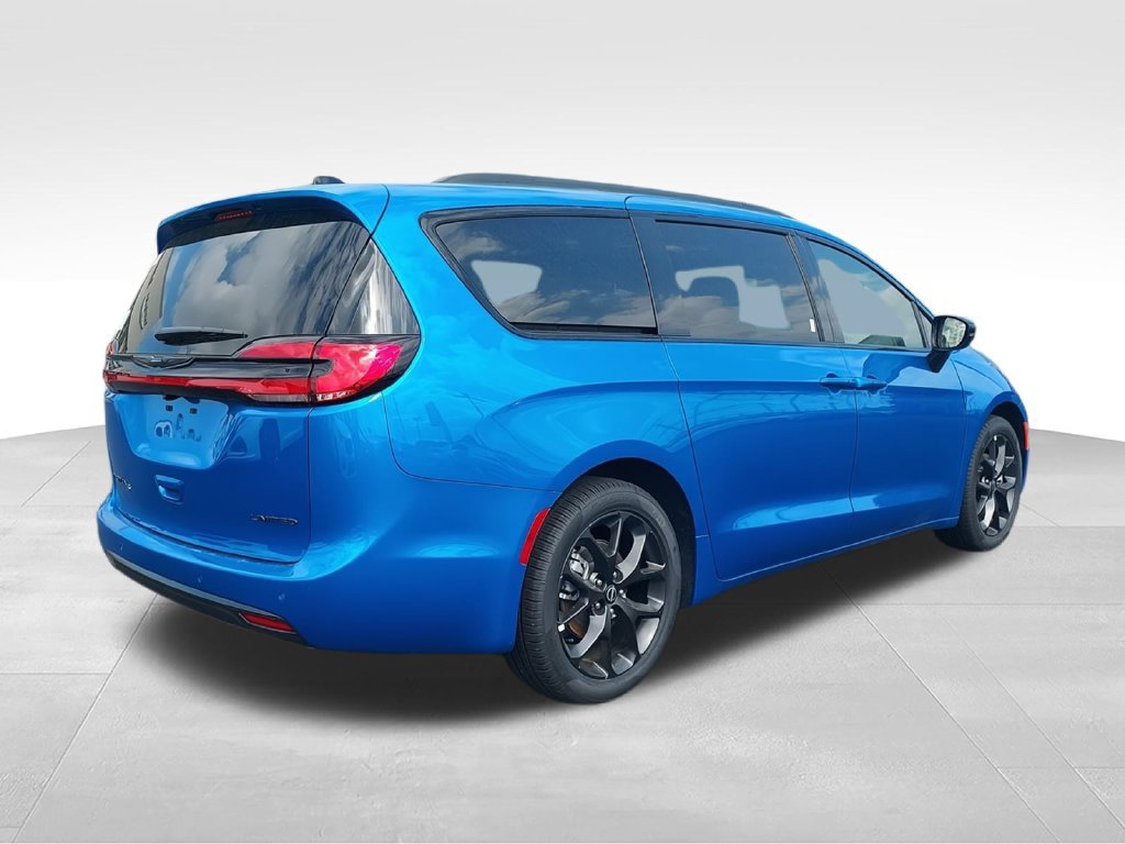 New 2026 Chrysler Pacifica Limited w/ S Appearance Package FWD image 8
