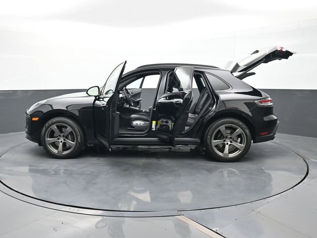 Certified 2025 Porsche Macan AWD/4WD image 30