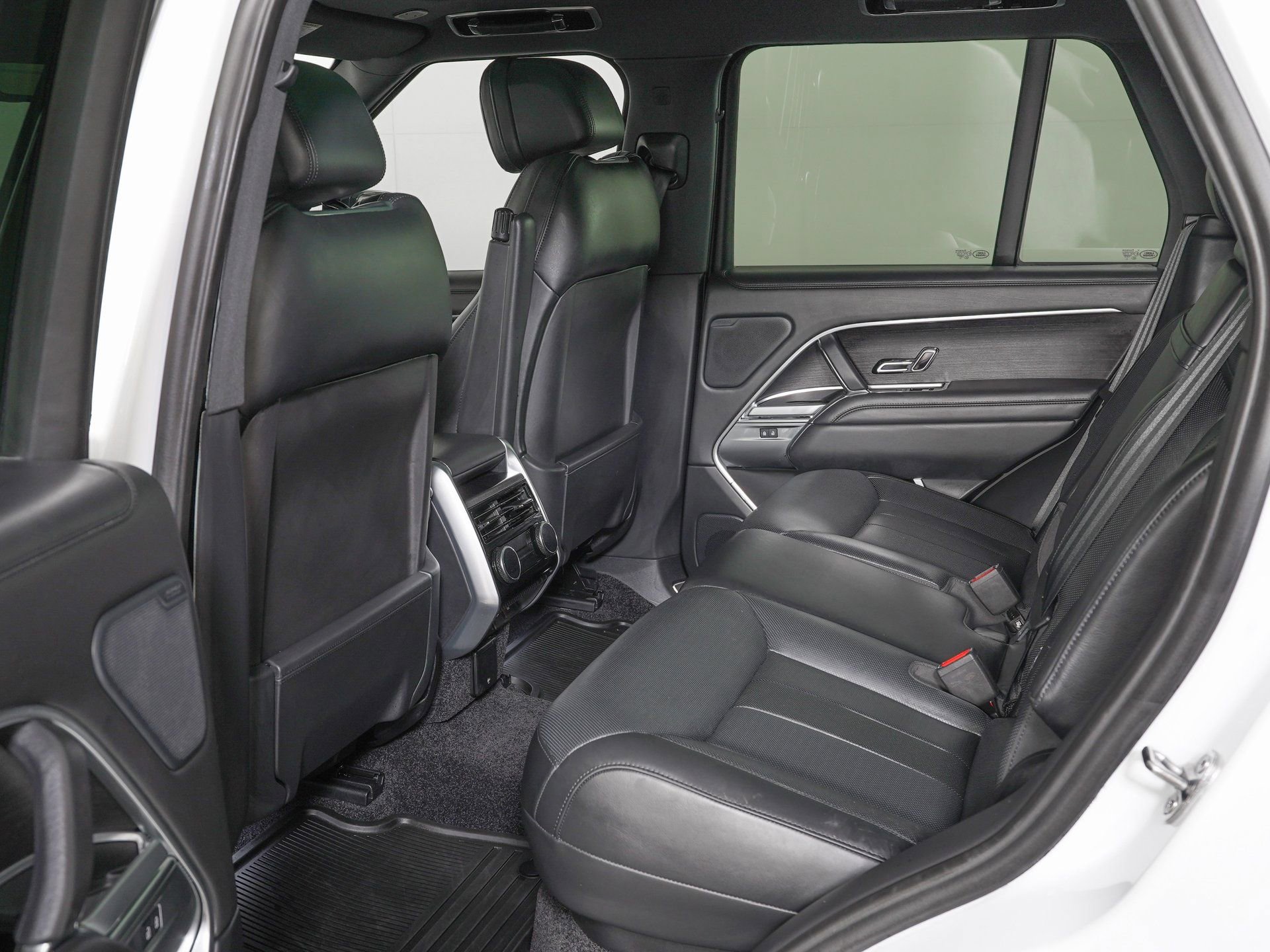 Used 2025 Land Rover Range Rover SE image 13