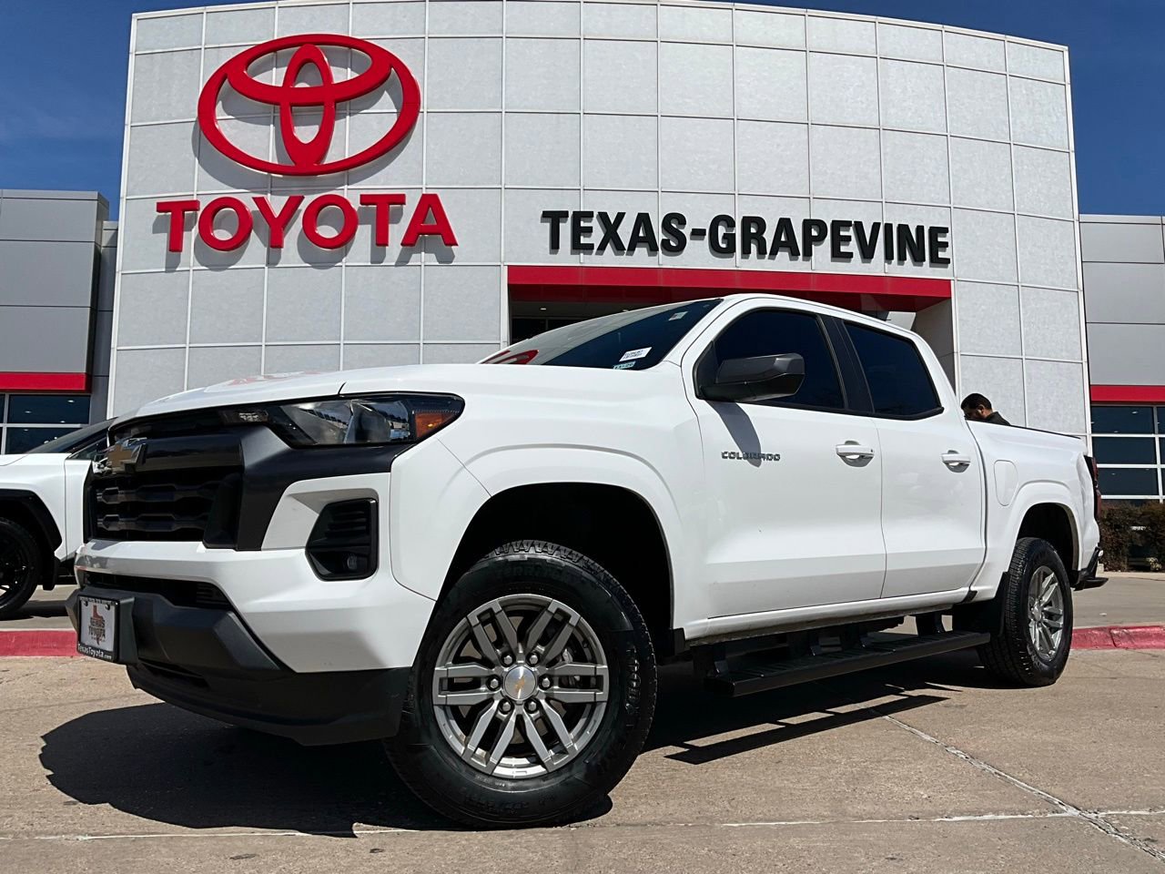 Used 2024 Chevrolet Colorado LT w/ LT Convenience Package II image 2