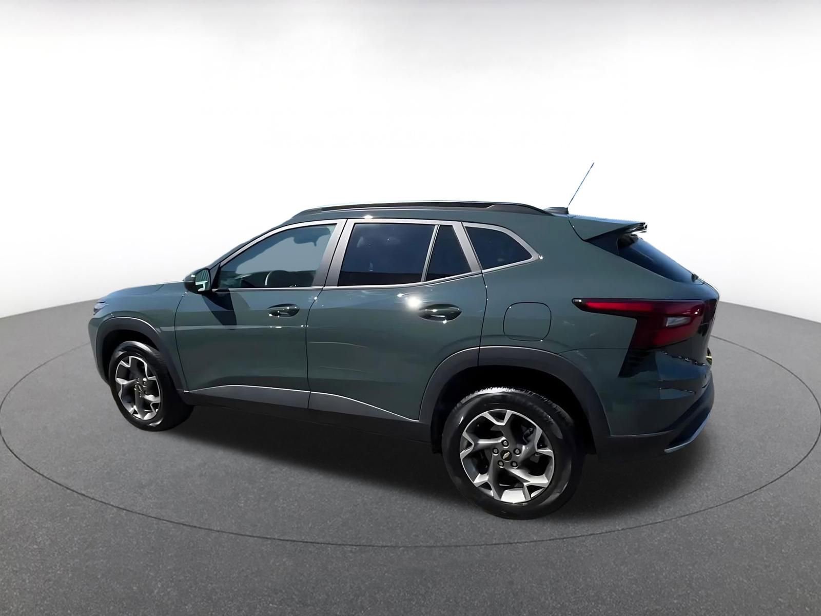 Used 2025 Chevrolet Trax LT FWD image 10
