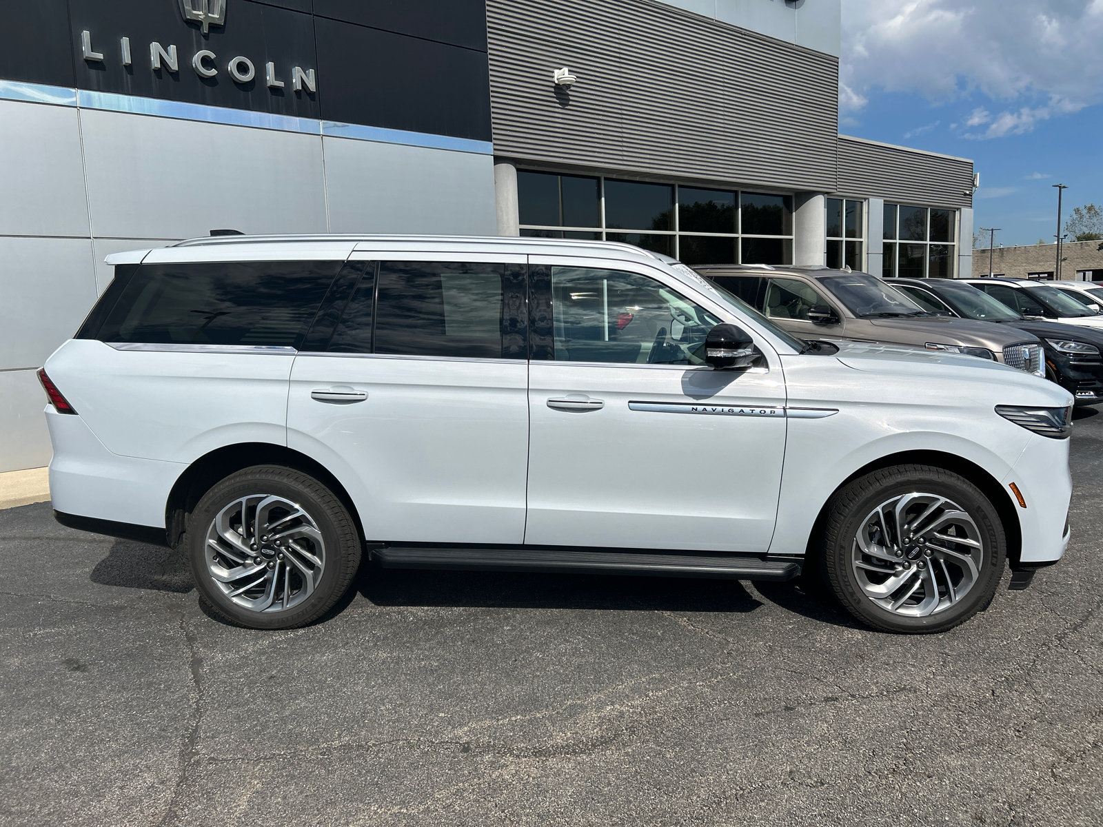 New 2026 Lincoln Navigator Premiere AWD/4WD image 8