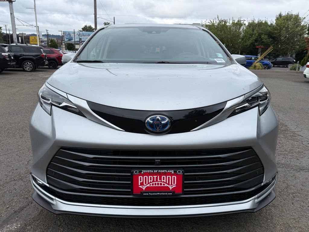 Used 2024 Toyota Sienna Platinum AWD/4WD image 3