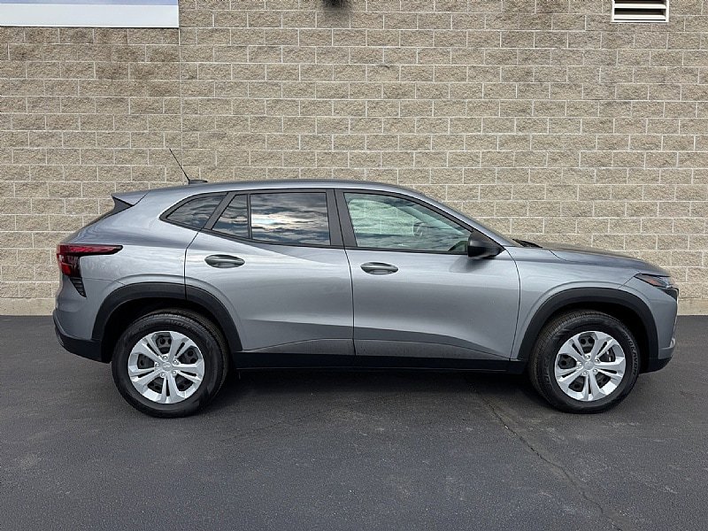 Used 2024 Chevrolet Trax LS w/ Driver Confidence Package FWD image 2