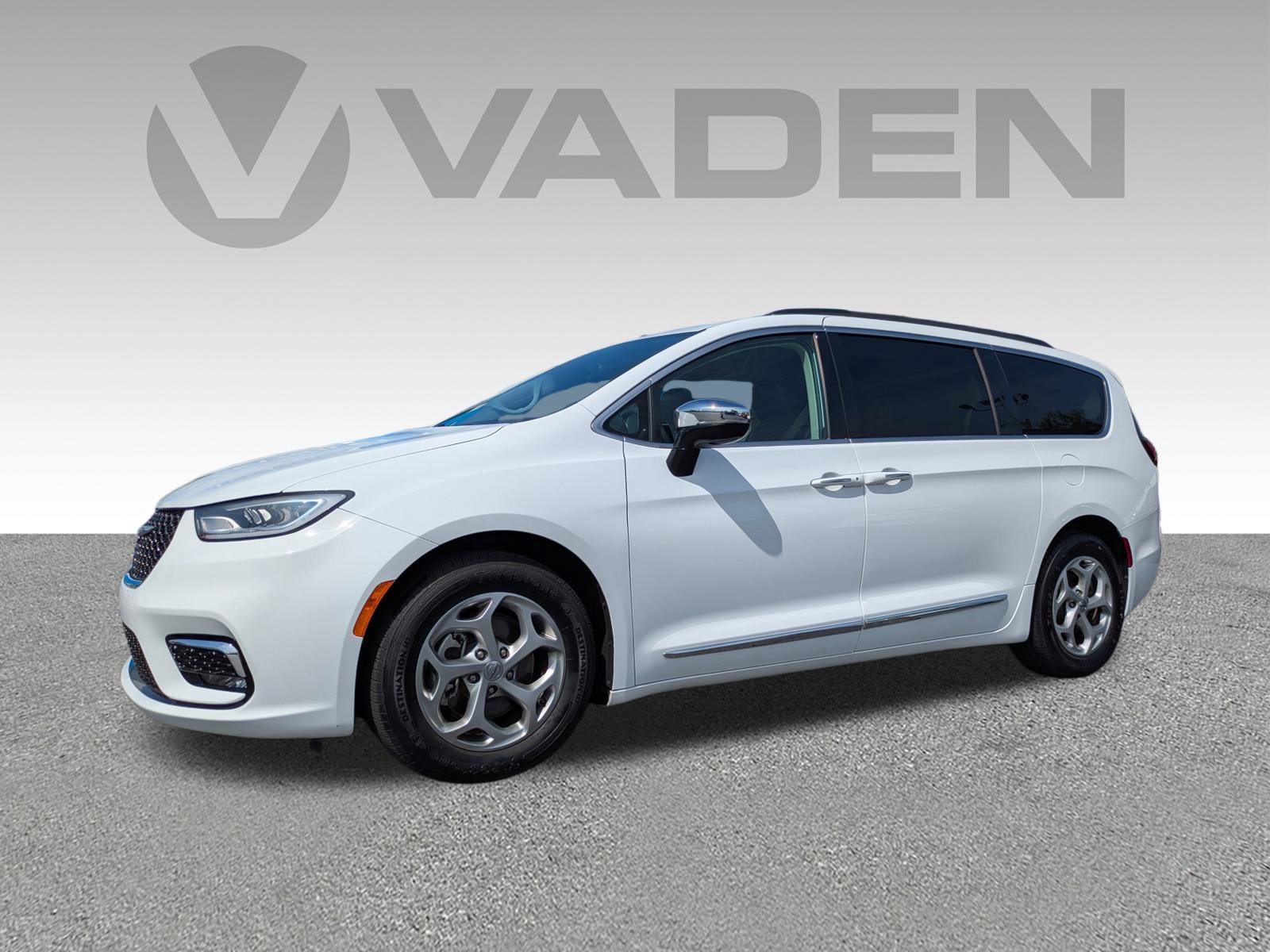 Used 2023 Chrysler Pacifica Limited image 2