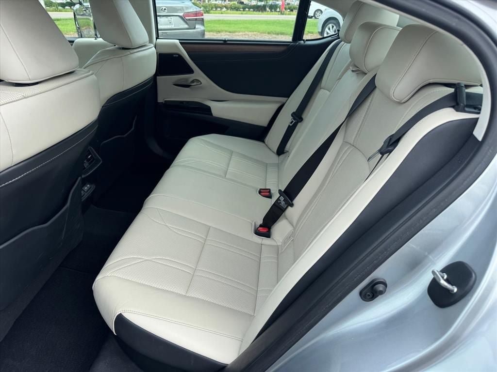 Used 2024 Lexus ES 300h Ultra Luxury w/ Accessory Package (Z1) FWD image 10