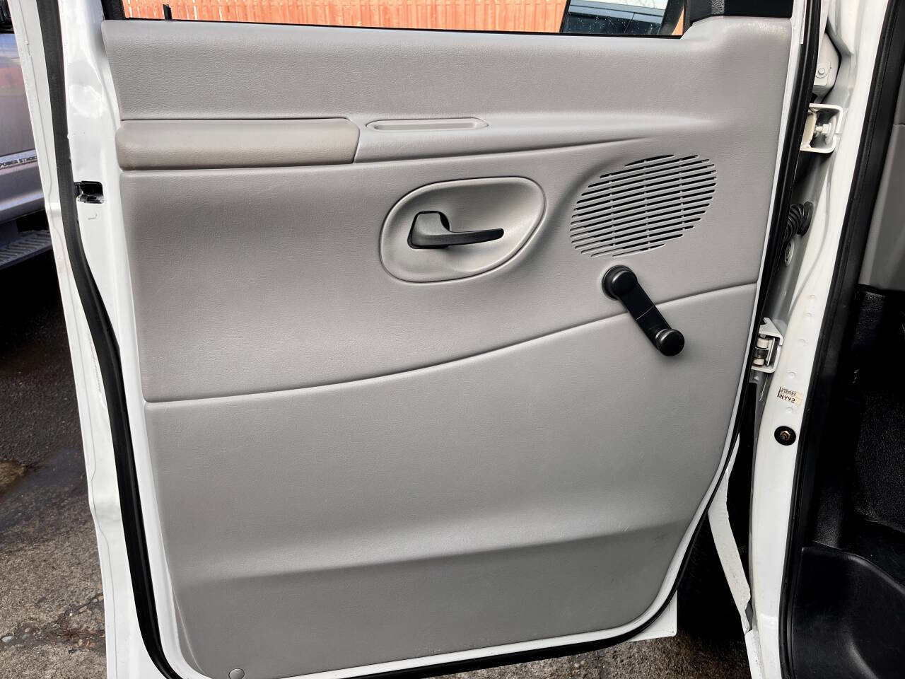 Used 1999 Ford E-150 and Econoline 150 Wagon image 15