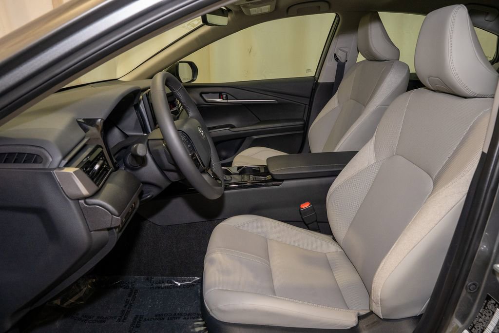 Used 2025 Toyota Camry XLE image 9