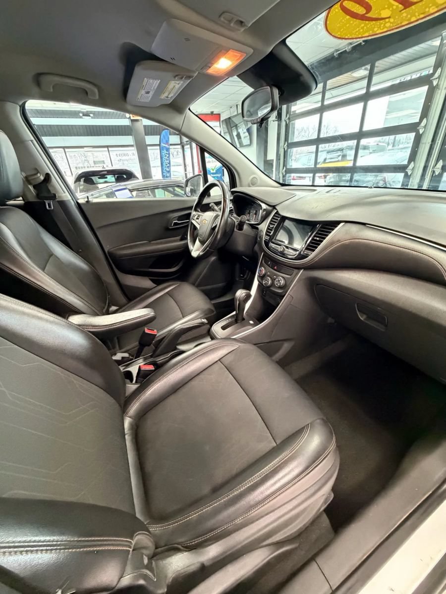 Used 2019 Chevrolet Trax LT w/ LT Convenience Package FWD image 12