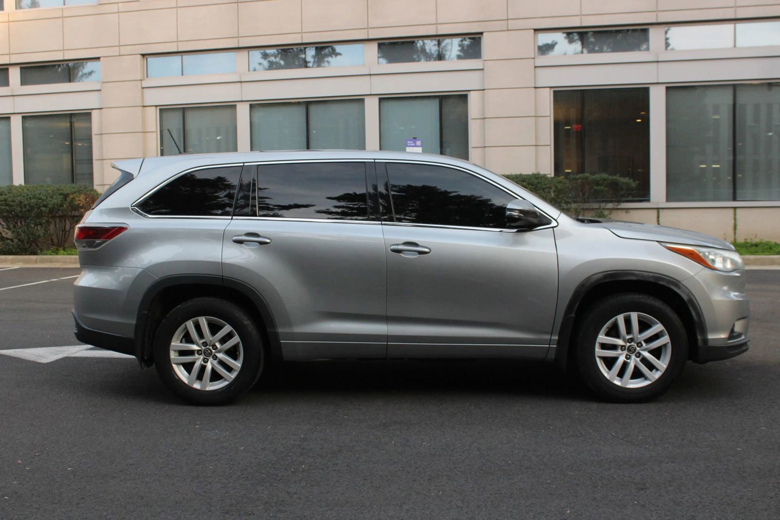 Used 2016 Toyota Highlander LE AWD/4WD image 6