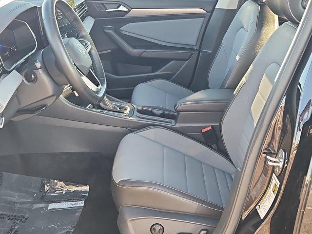 Used 2025 Volkswagen Jetta SE FWD image 16