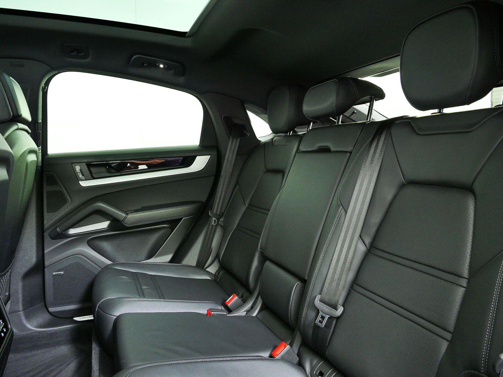 Certified 2024 Porsche Cayenne Coupe AWD/4WD image 23