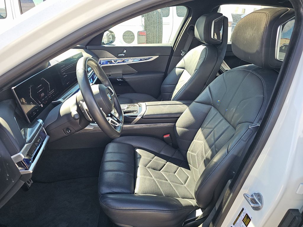 Used 2025 BMW 740i w/ Premium Package image 4